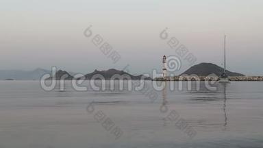 海滨城市图尔古特里斯和壮观的日出。